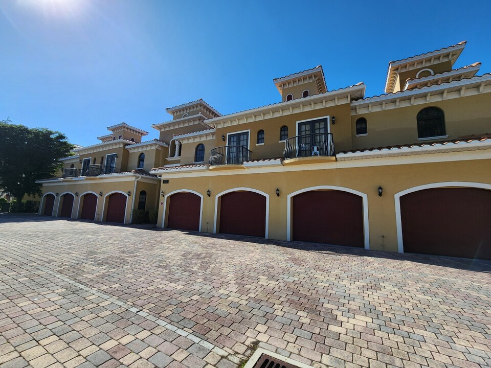 Detail of repaired stucco walls, tower and architectural trim on commercial building in Cape Coral, FL — H Calix Stucco Design & Paint LLC.