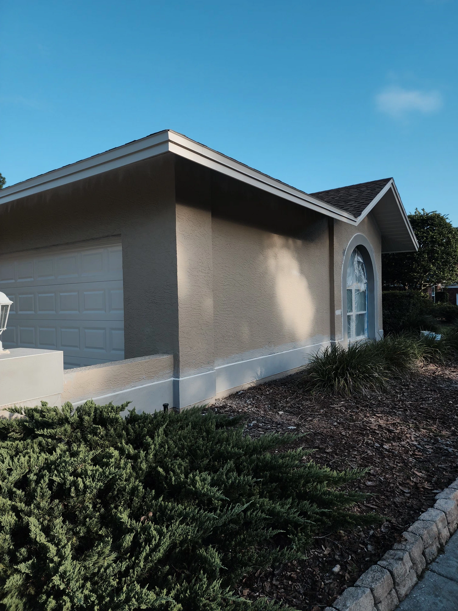 Stucco molding repair and rusted metal corner bead replacement with vinyl corner beads in Tampa, Florida.