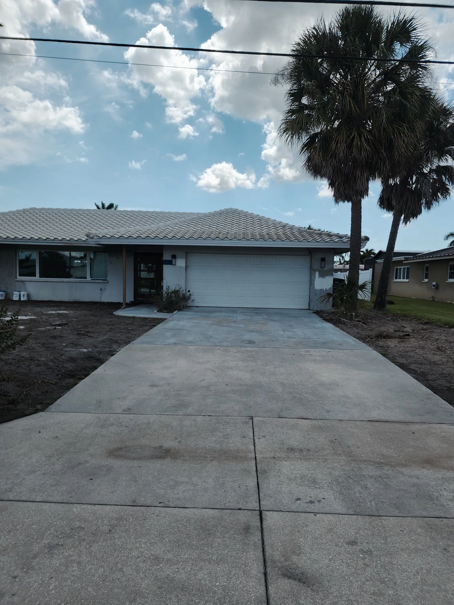 White vinyl fence after professional exterior pressure washing in Zephyrhills, FL — H Calix Stucco Design & Paint LLC.